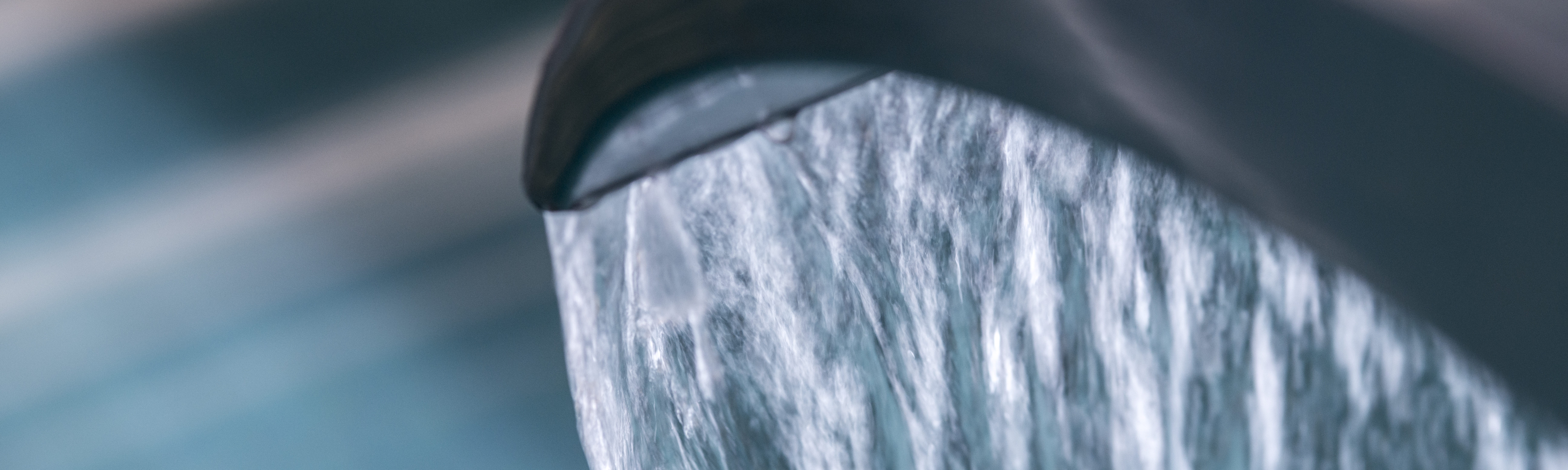 Brusende vand fra bruser.